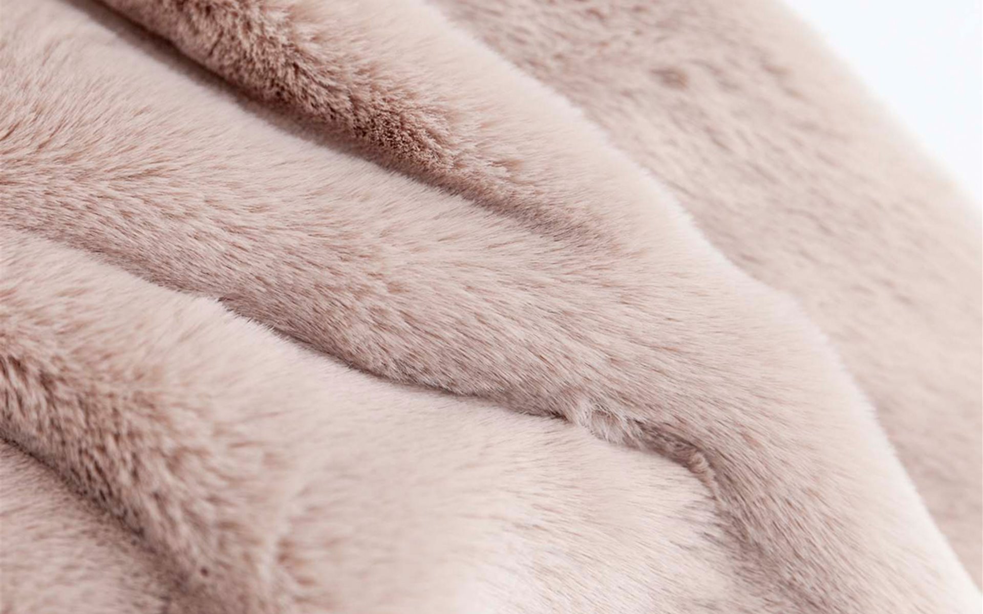 Mrs.Me Bedendspread Caprice Softtaupe fauxfur detail2 1200x1200